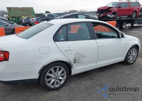 2010 Volkswagen Jetta Wolfsburg Edition z USA, uszkodzony, nr VIN 3VWRA7AJ7AM095835